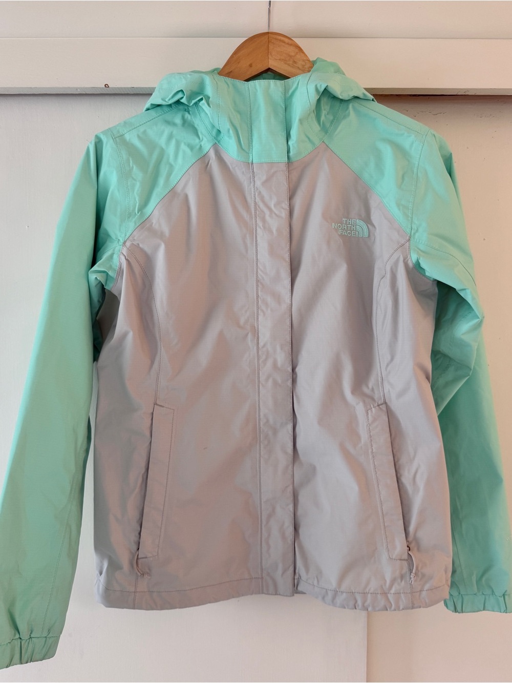 THE NORTH FACE LIGHTWEIGHT RAIN JACKET WITH HOOD SIZE XS SEAFOAM AND LIGHT GREY